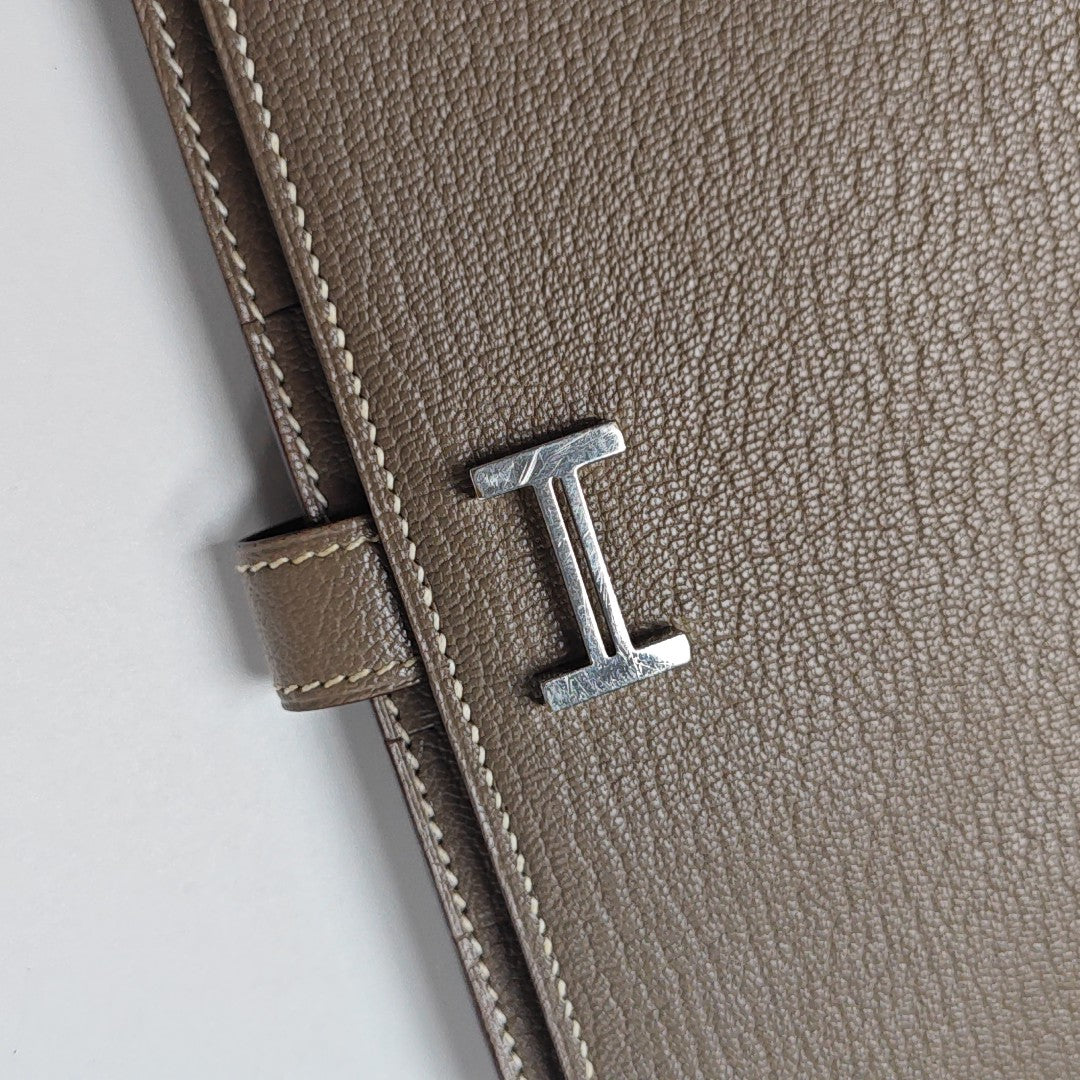Bearn Medium Chèvre Mysore Gray Wallet