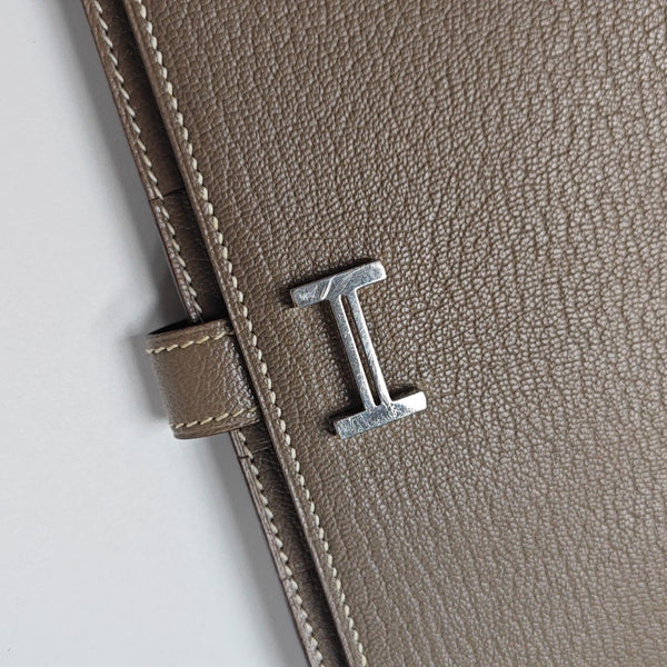 Bearn Medium Chèvre Mysore Gray Wallet