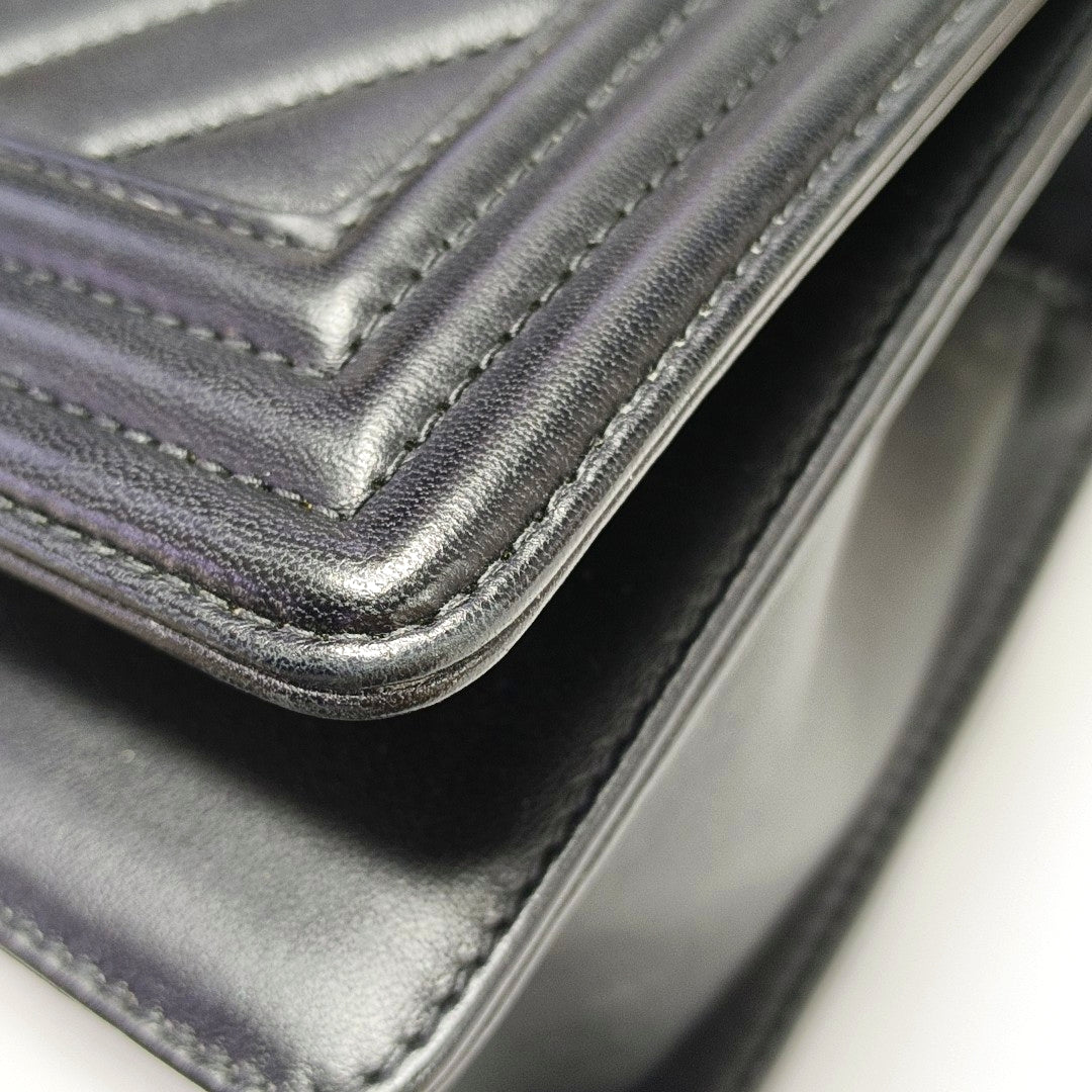 BOY CHANEL Medium Chevron, Quilted Lambskin Black