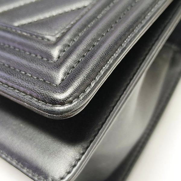 BOY CHANEL Medium Chevron, Quilted Lambskin Black