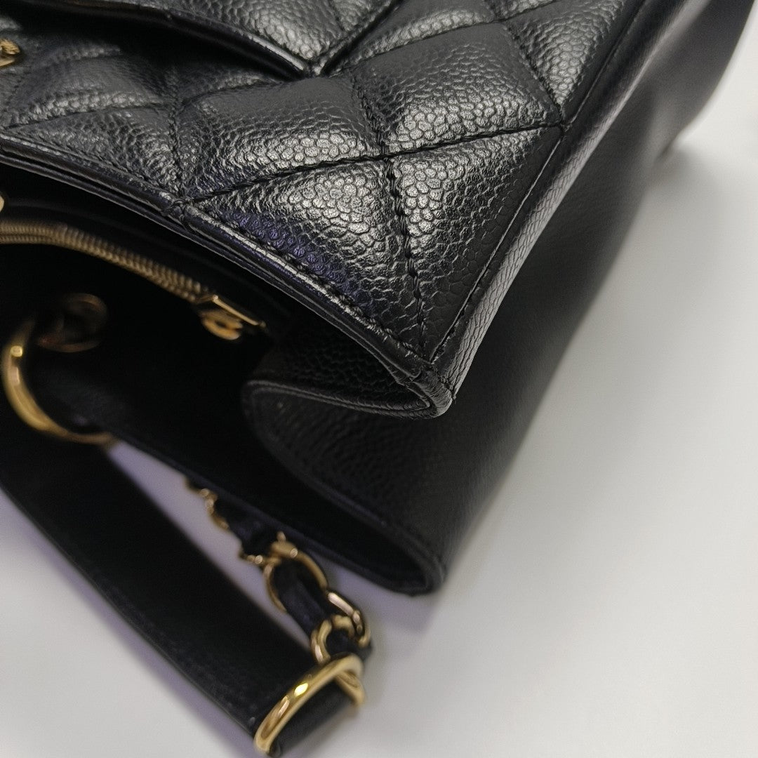 CHANEL GST Extra Grande Piel de Becerro Granulada Acolchada Negra