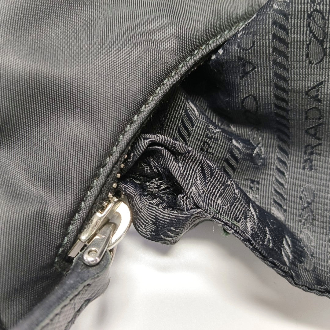 Authenticated pre-owned  Re-Edition2005 Nylon Black - Shoulder Bag at Looply