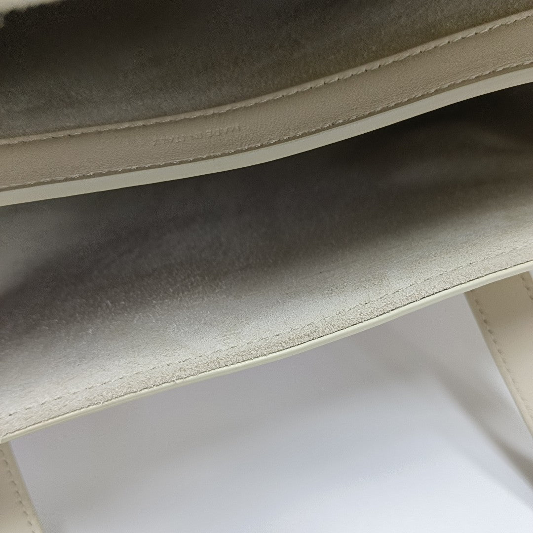 16 Medium Calfskin Beige