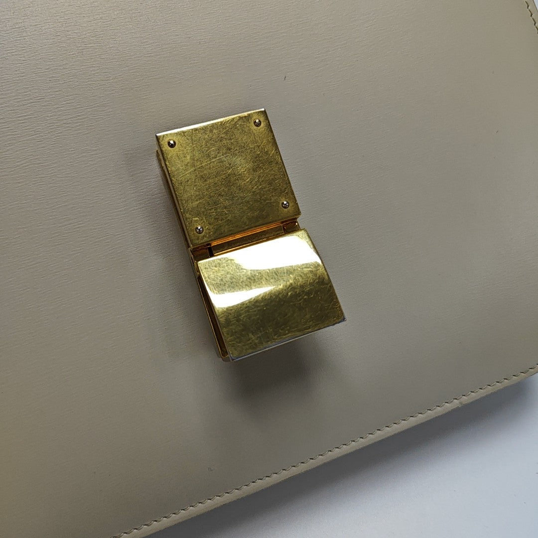 CLASSIC BOX Medium Calfskin Beige