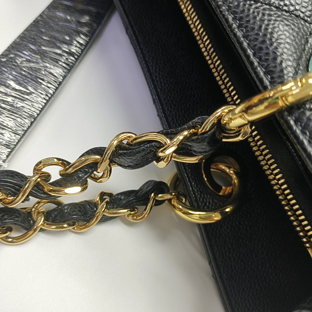 CHANEL GST Grande Piel de Becerro Granulada Acolchada Negra