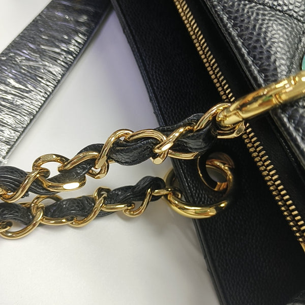 CHANEL GST Grande Piel de Becerro Granulada Acolchada Negra