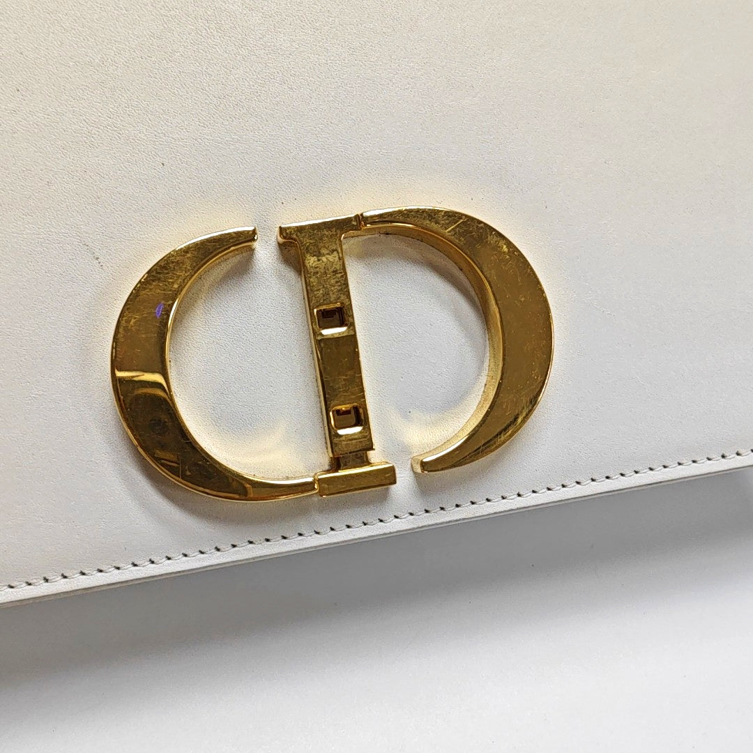Authenticated pre-owned  30 Montaigne Calfskin White - Shoulder Bag at Looply