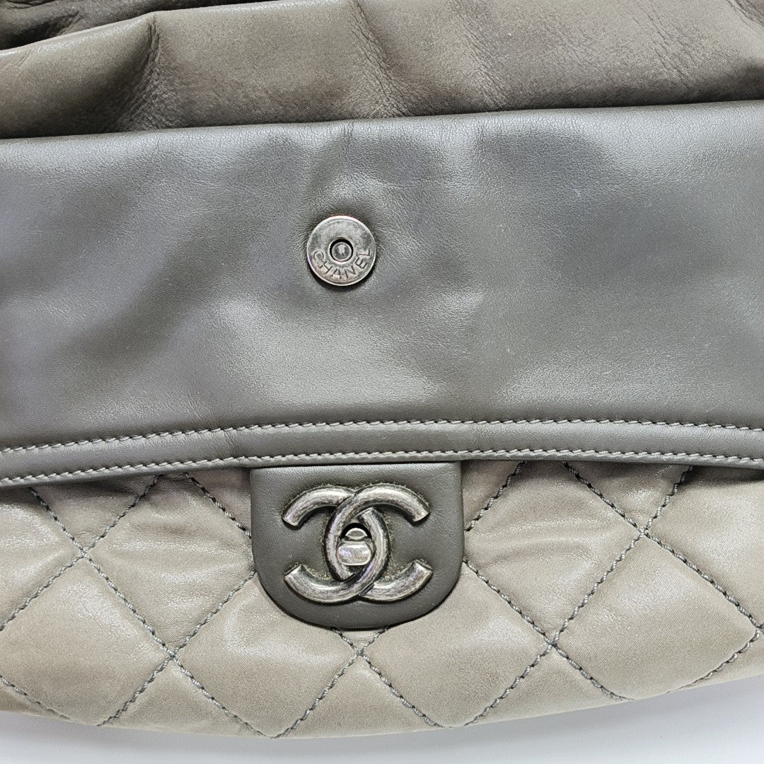 Bolso de Hombro Acolchado de Piel de Becerro Gris