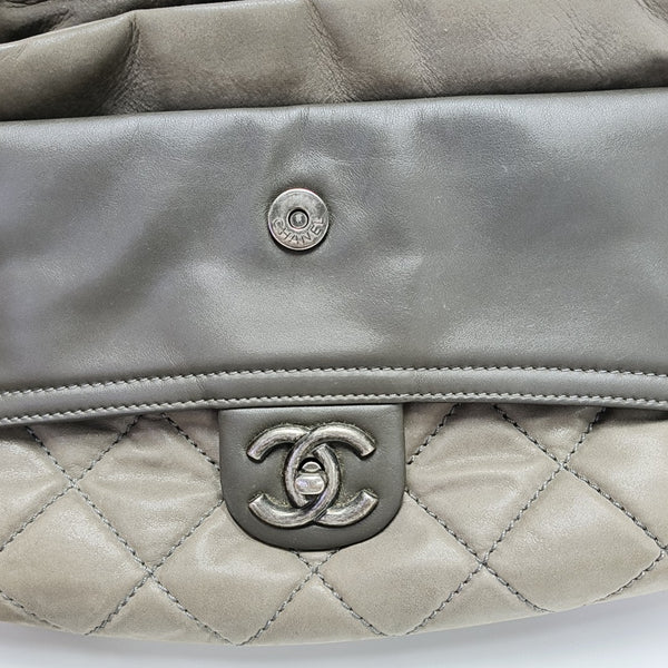 Bolso de Hombro Acolchado de Piel de Becerro Gris