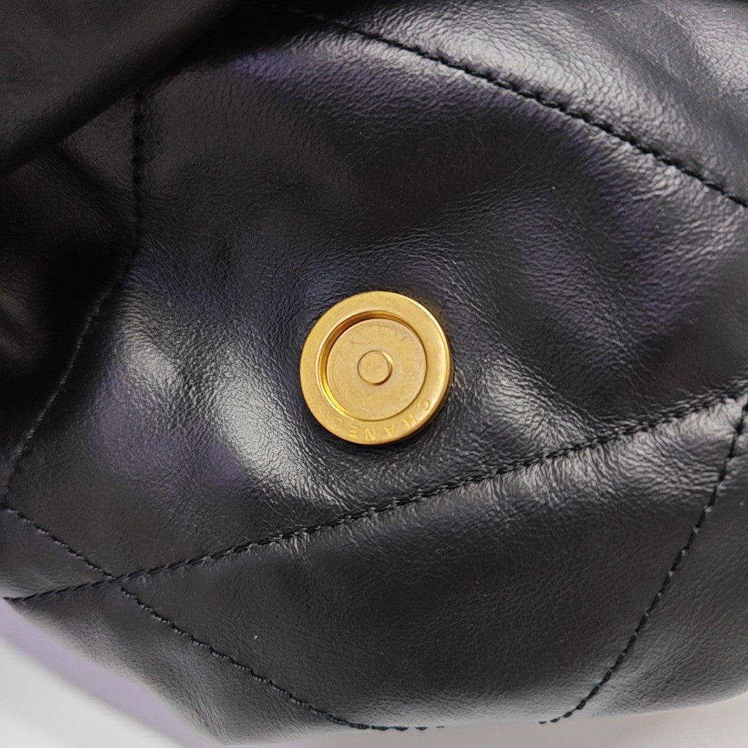 CHANEL 22 Medium Quilted Calfskin Black