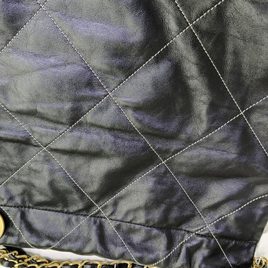 CHANEL 22 Medium Quilted Calfskin Black