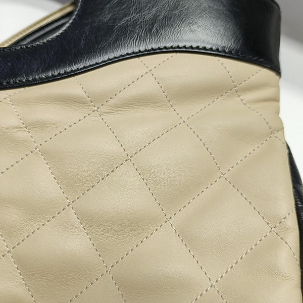 CHANEL 31 Piel de becerro acolchada grande beige