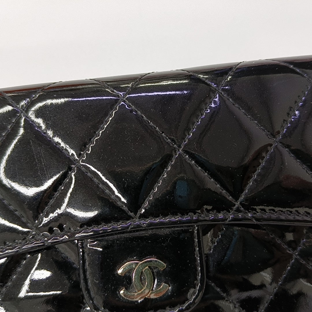 Cartera negra de piel charol acolchada CLASSIC FLAP