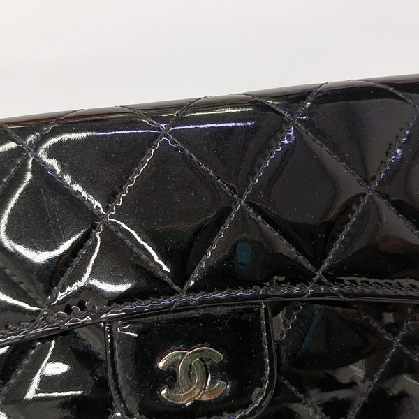 Cartera negra de piel charol acolchada CLASSIC FLAP