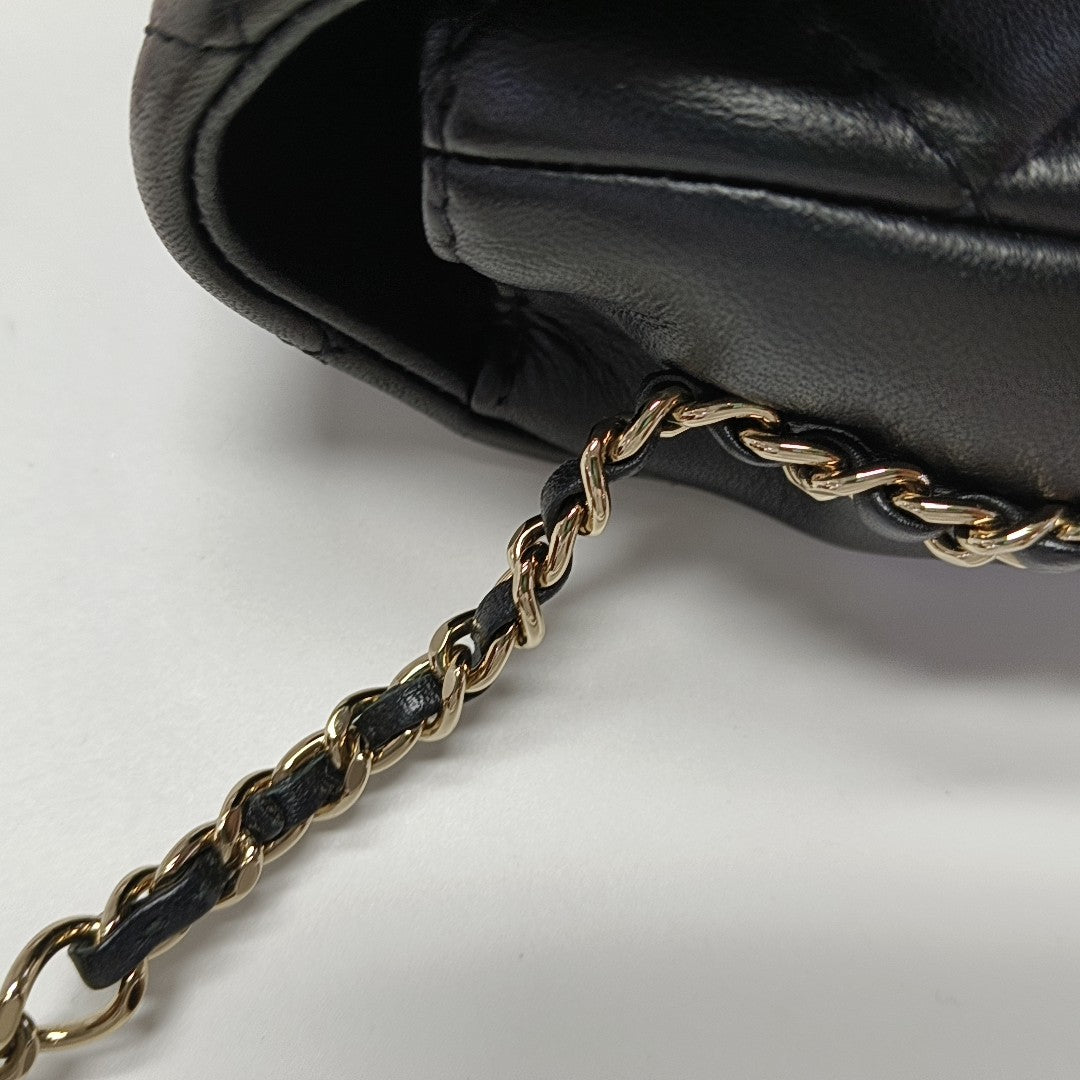 Authenticated pre-owned  CLASSIC FLAP Quilted Lambskin Black - Shoulder Bag at Looply