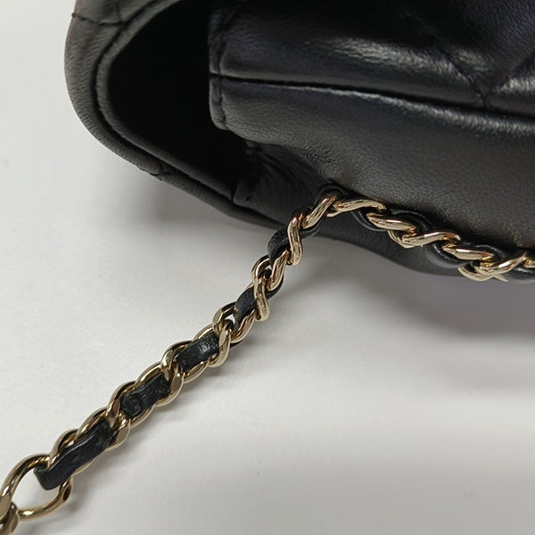 Authenticated pre-owned  CLASSIC FLAP Quilted Lambskin Black - Shoulder Bag at Looply