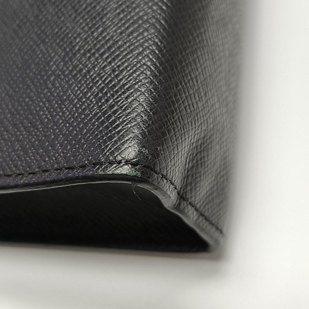 Pochette Voyag MM Calfskin Black