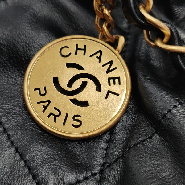 CHANEL 22 Medium Quilted Calfskin Black