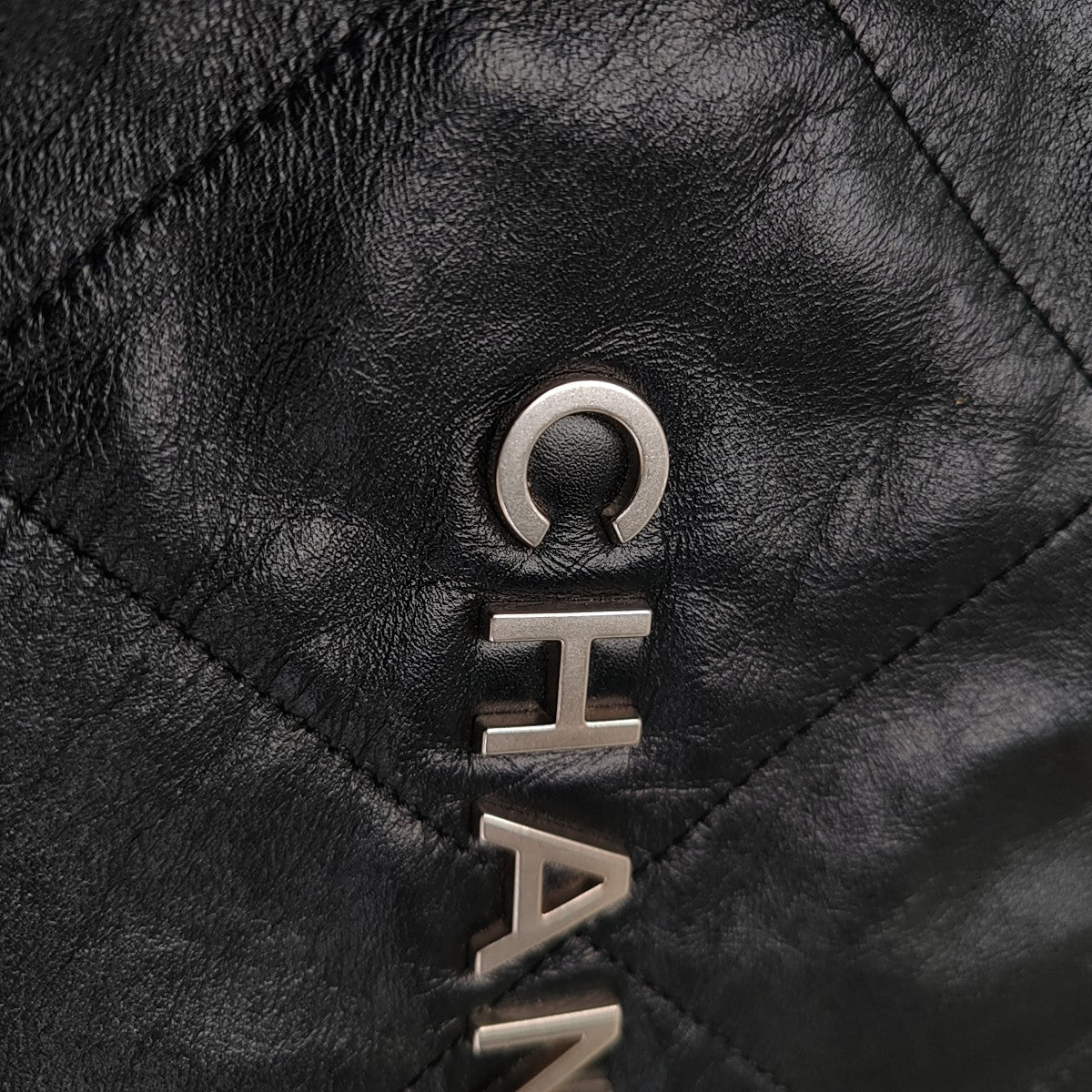 CHANEL 22 Medium Quilted Calfskin Black