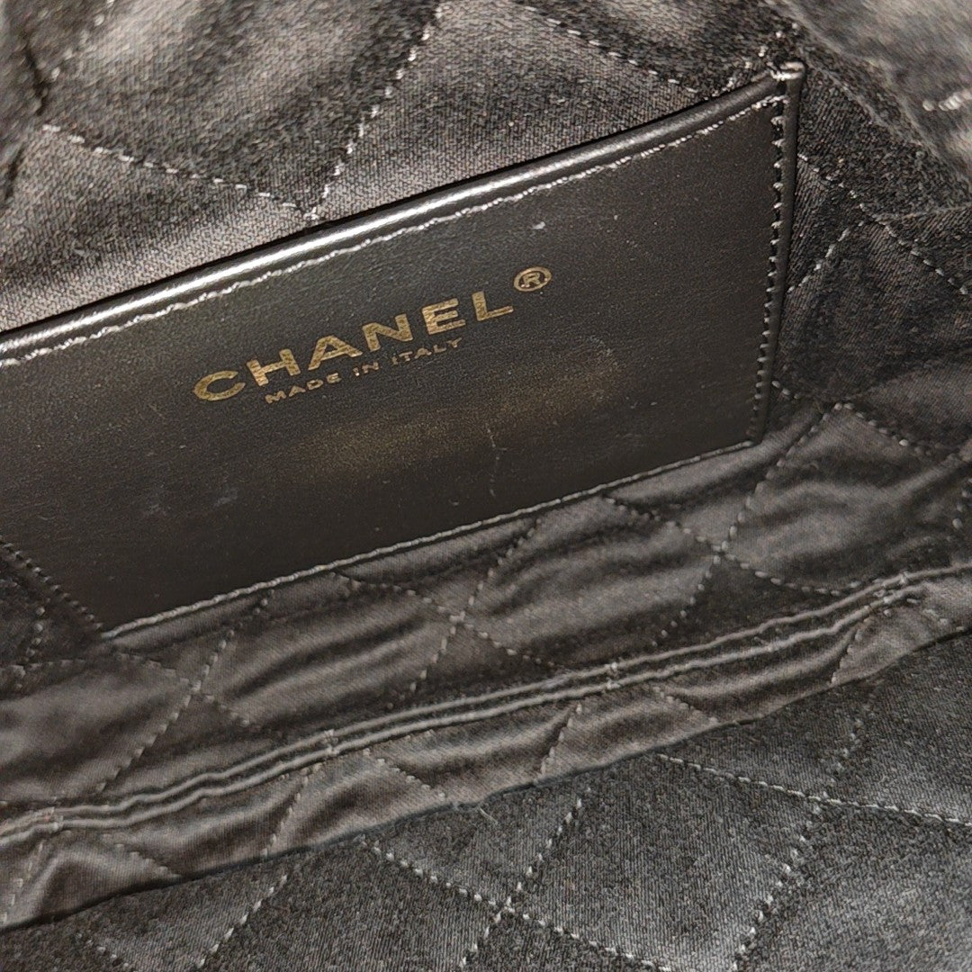 CHANEL 22 Mini Quilted Calfskin Black