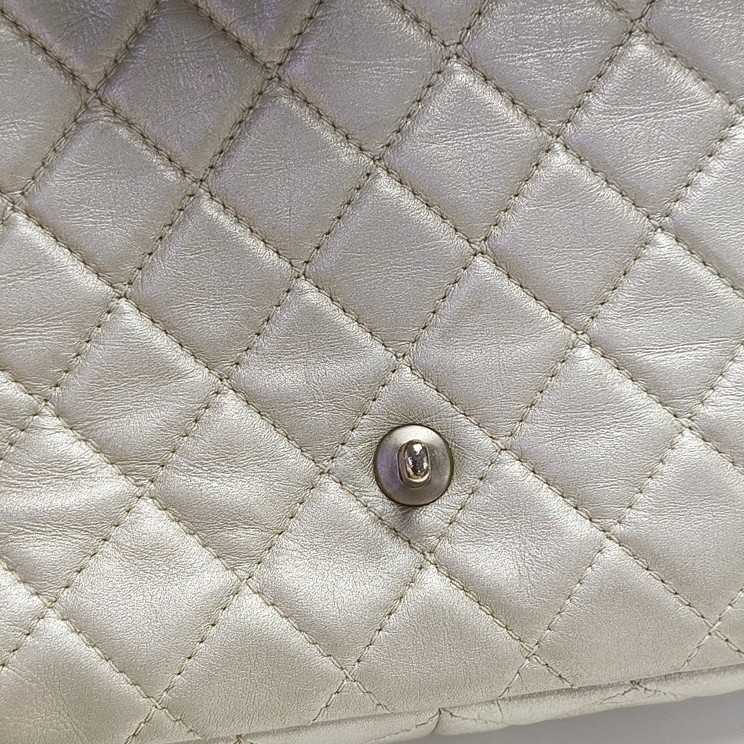 Authenticated pre-owned  CLASSIC FLAP Jumbo Quilted Lambskin Beige - Shoulder Bag at Looply