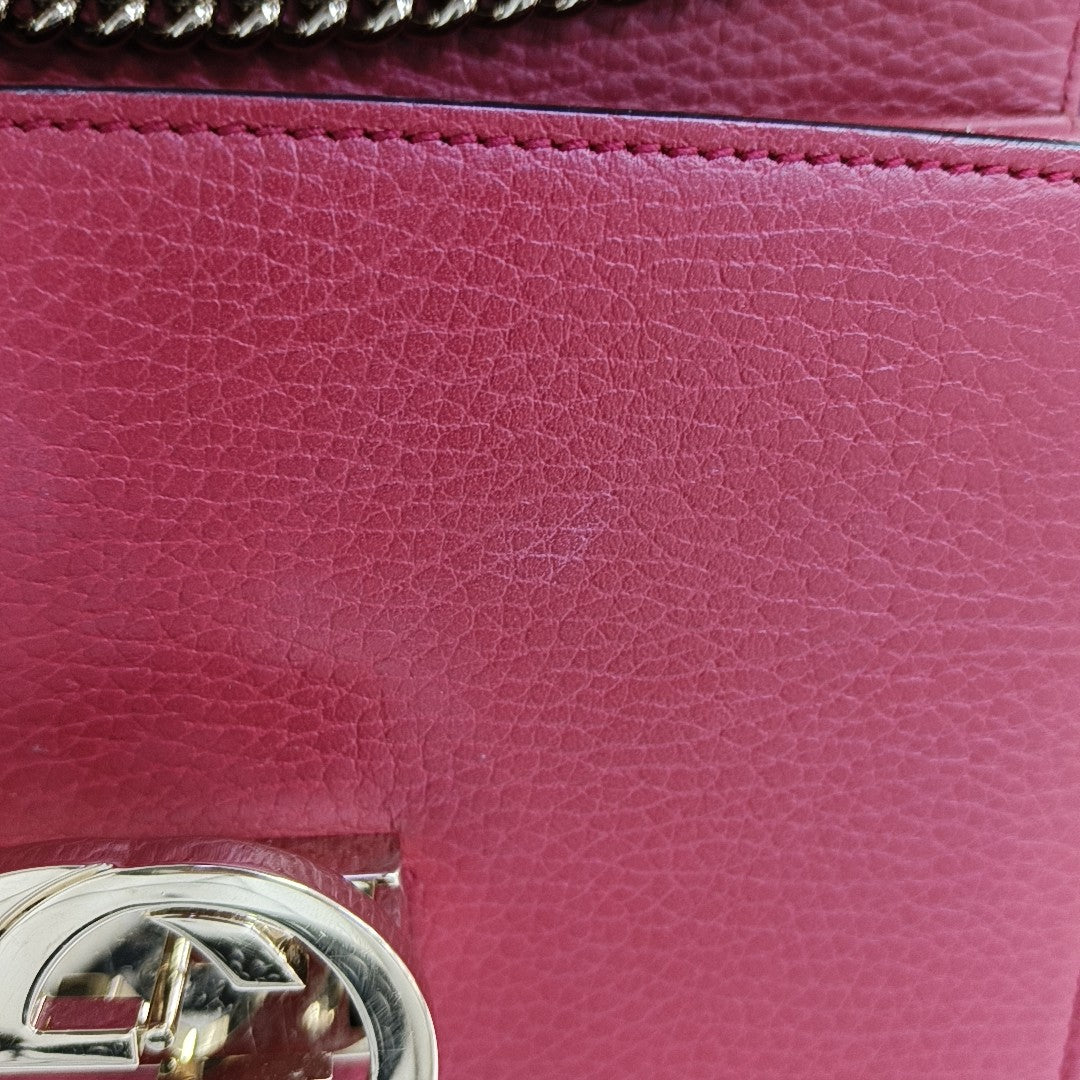 Piel de becerro roja pequeña con GG entrelazadas
