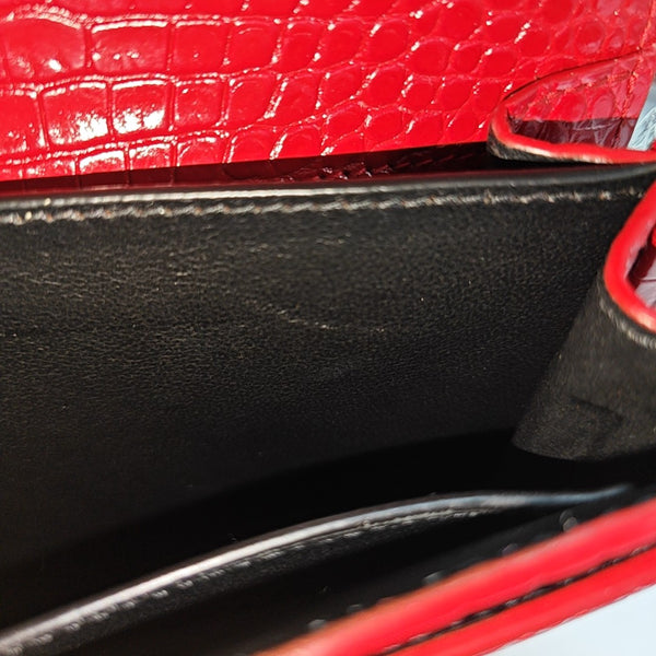 Authenticated pre-owned  CASSANDRA Calfskin Red - Shoulder Bag at Looply