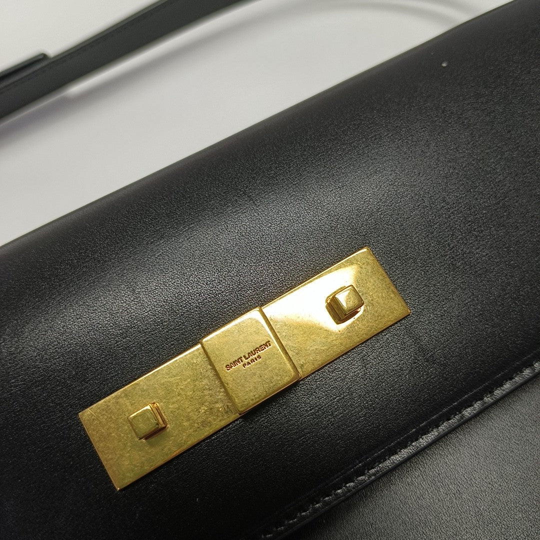 MANHATTAN Medium Calfskin Black