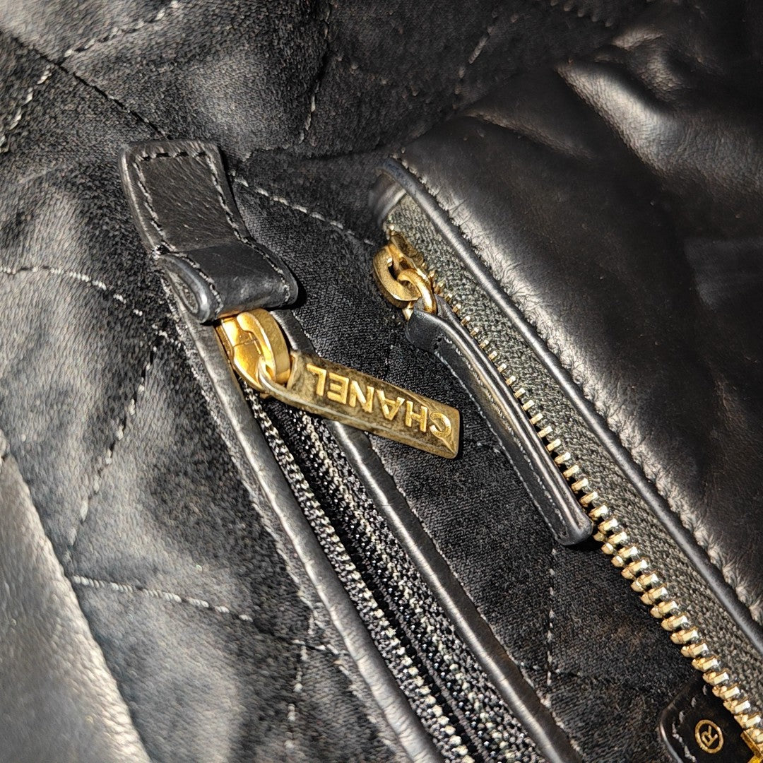 CHANEL 22 Small Quilted Calfskin Black