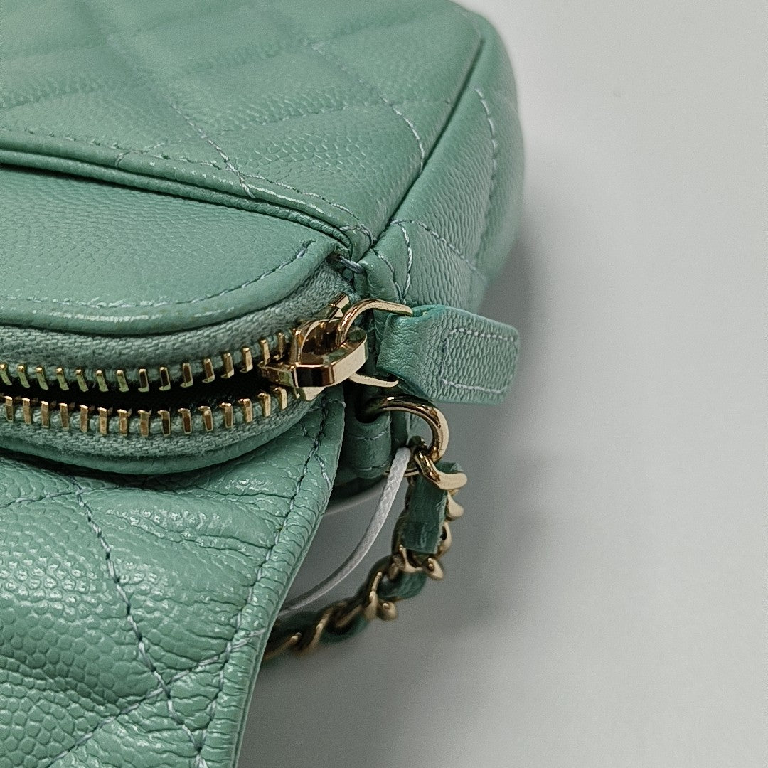 Authenticated pre-owned  CLASSIC FLAP Quilted Lambskin Green - Shoulder Bag at Looply