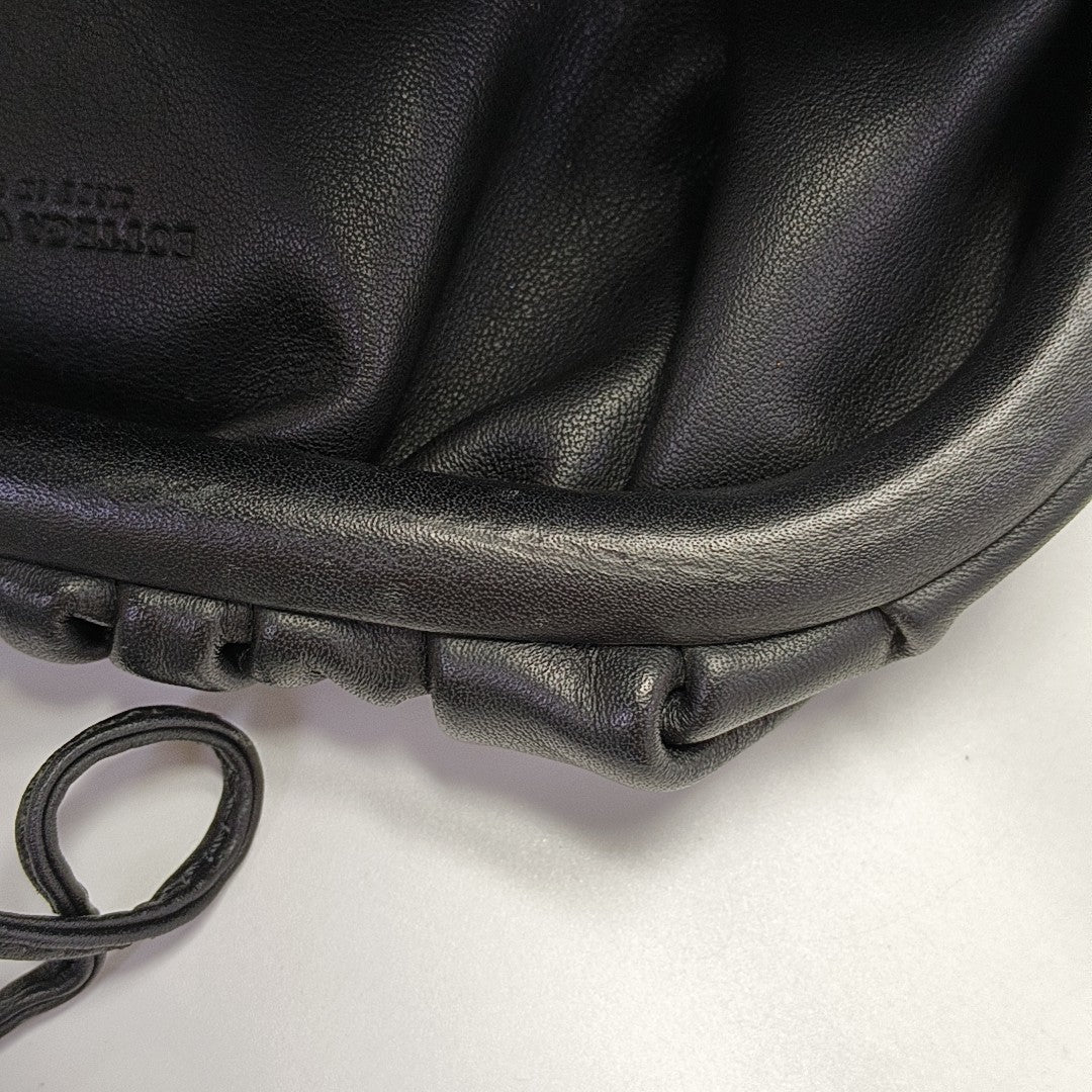 The Pouch Mini Piel de Becerro Negra