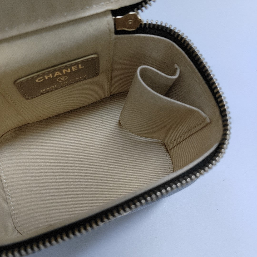 Authenticated pre-owned  VANITY CASE Small Quilted Lambskin Black - Shoulder Bag at Looply