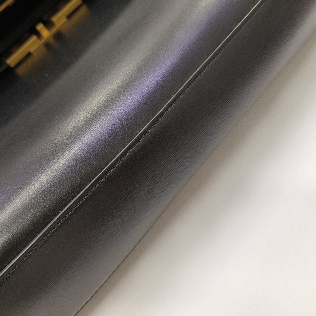 MANHATTAN Medium Calfskin Black