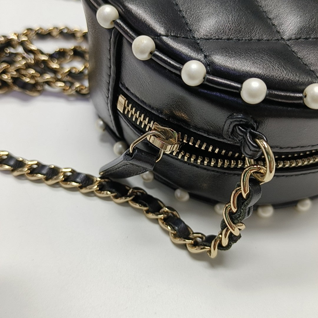 ROUND Quilted Calfskin Black