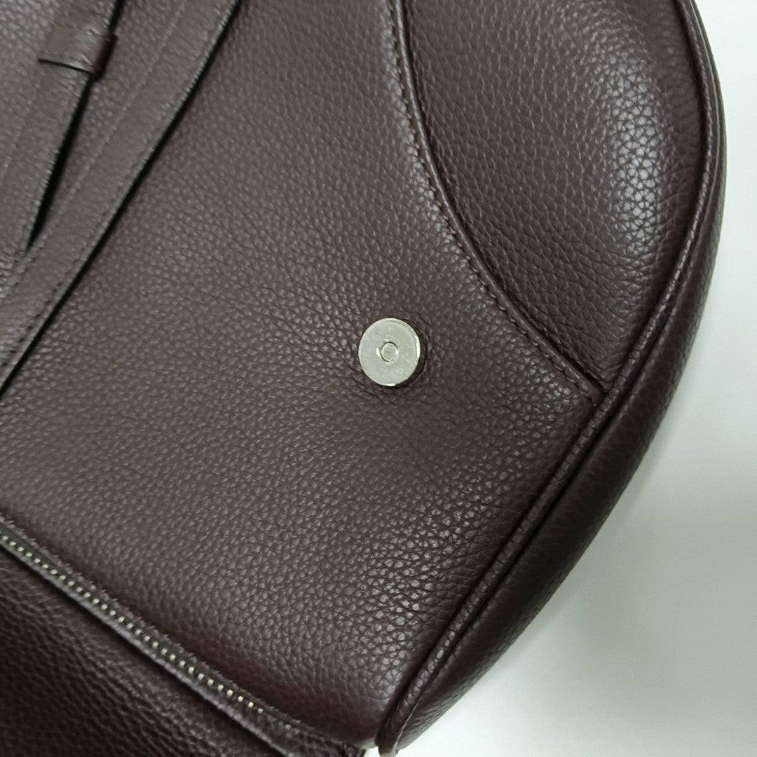 Saddle mediano de piel de ternera marrón