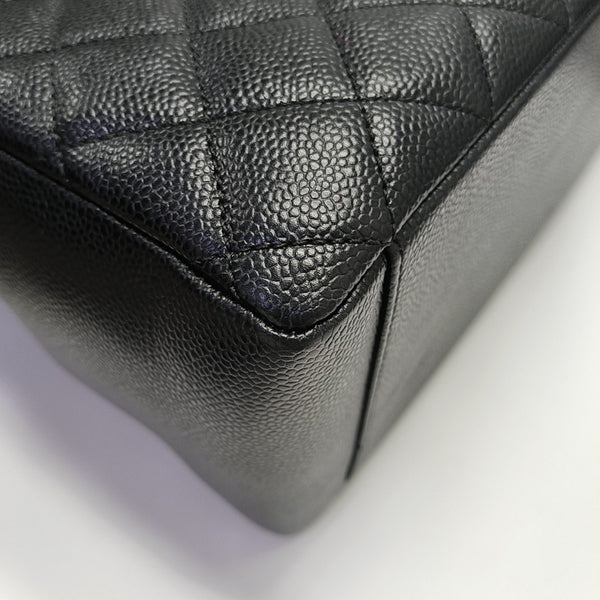CHANEL GST Grande Piel de Becerro Granulada Acolchada Negra