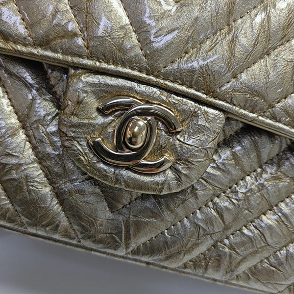 CLASSIC FLAP Small Chevron Patent Calfskin Gold