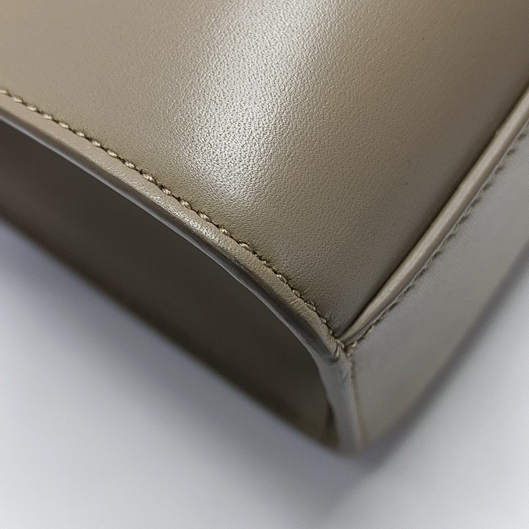 MANHATTAN Medium Calfskin Beige