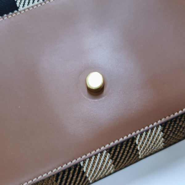 Canvas Brown