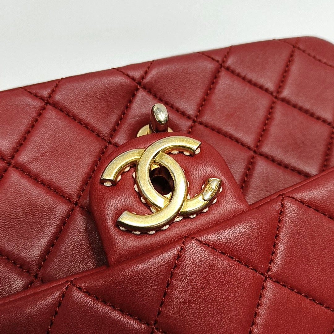 Authenticated pre-owned  CLASSIC FLAP Quilted Lambskin Red - Shoulder Bag at Looply