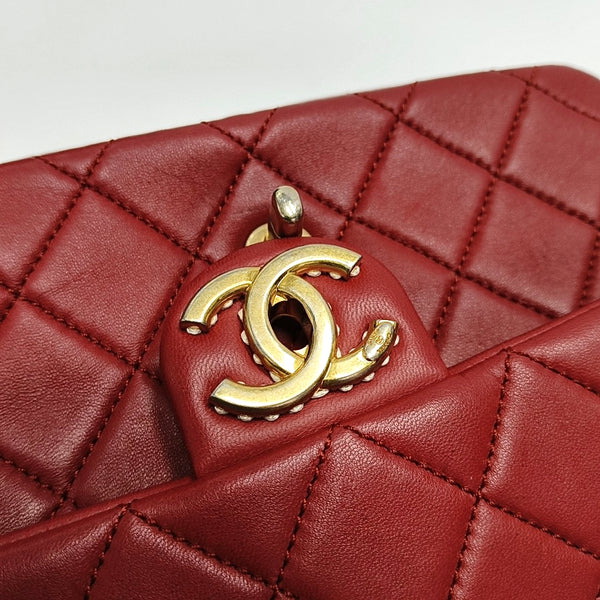 Authenticated pre-owned  CLASSIC FLAP Quilted Lambskin Red - Shoulder Bag at Looply