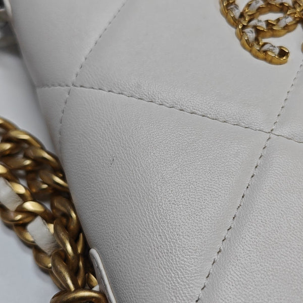 CHANEL 19 Piel de Cordero Acolchada Blanca