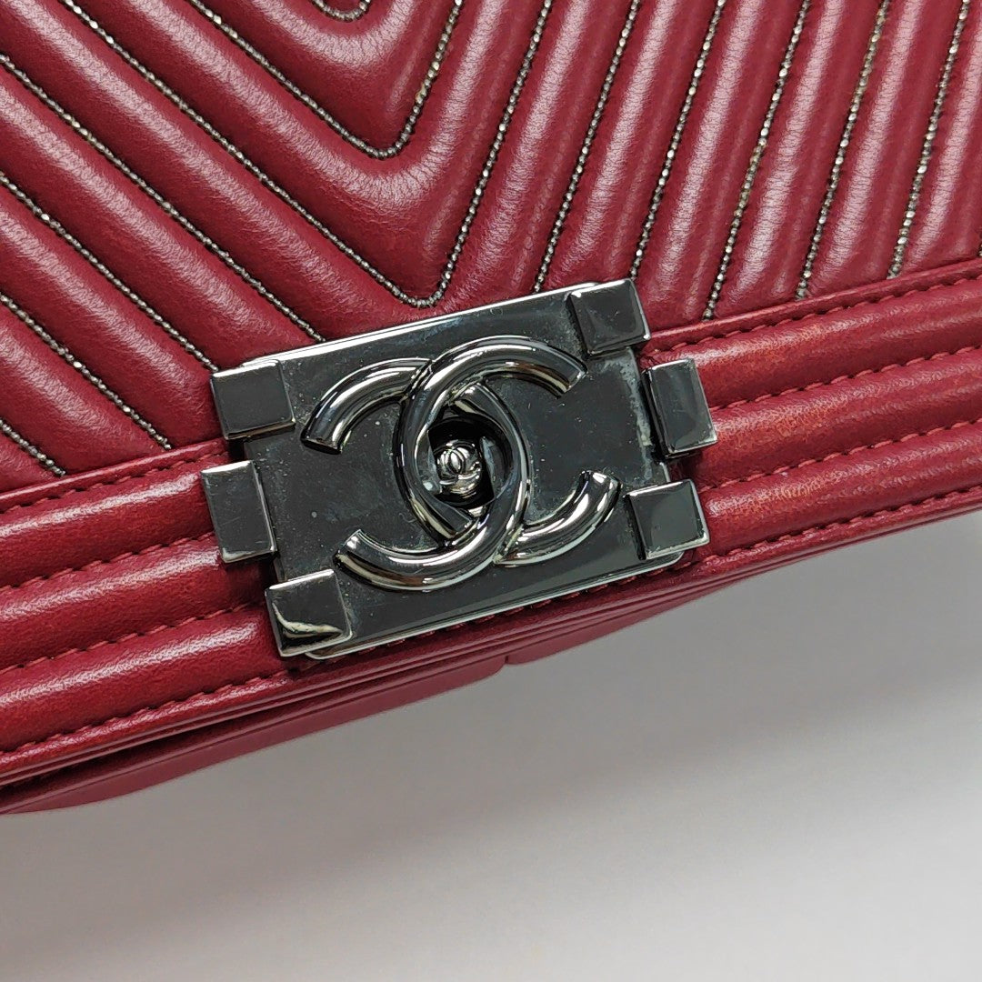 BOY CHANEL Medium Chevron Calfskin Red