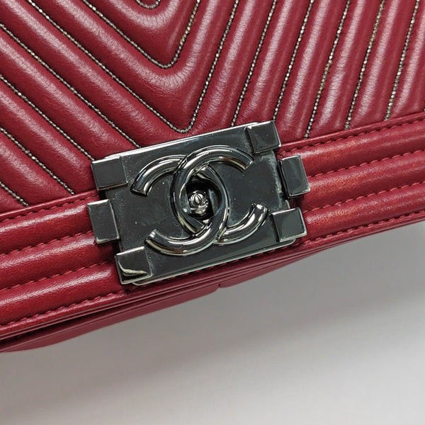 BOY CHANEL Medium Chevron Calfskin Red