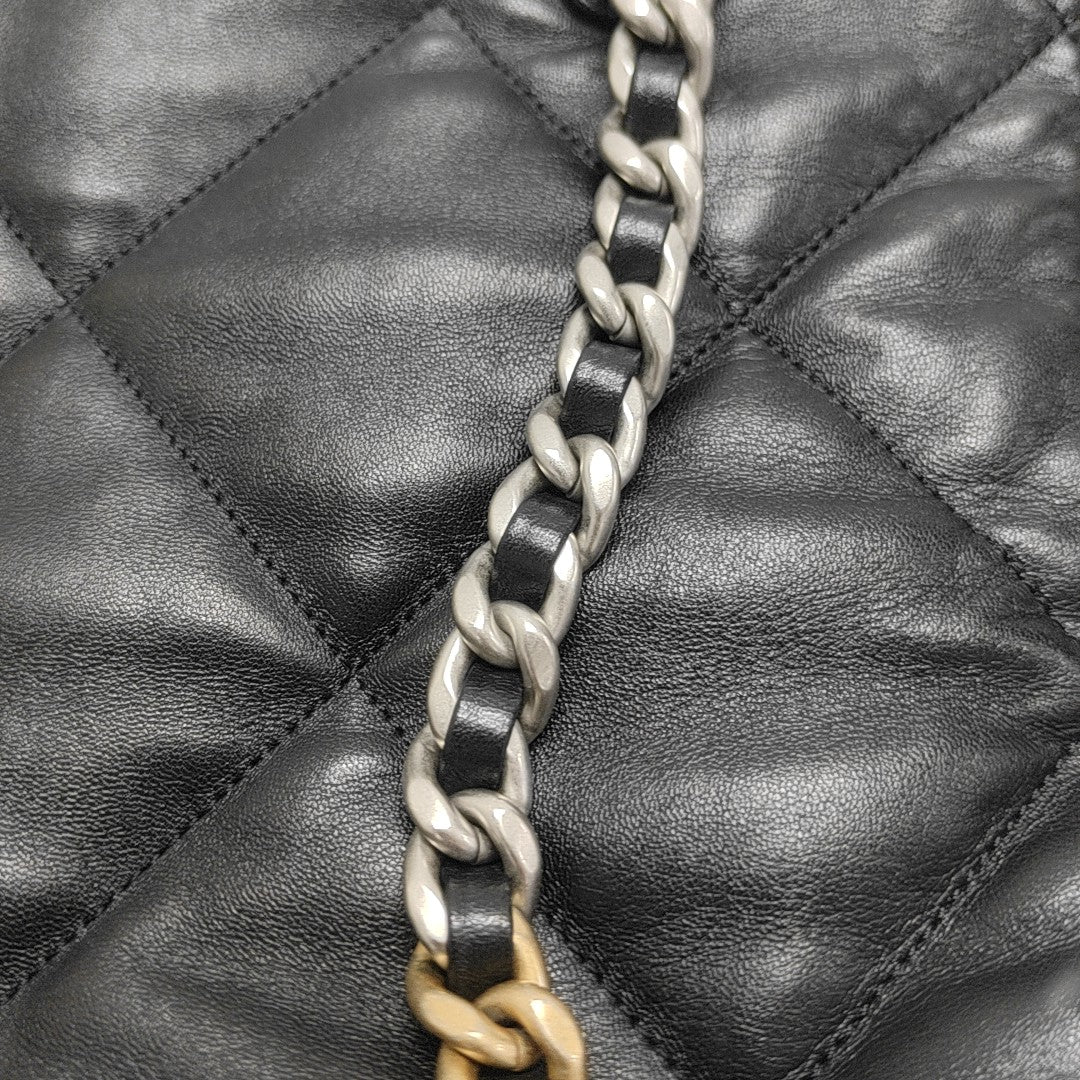 CHANEL 19 Piel de Cordero Acolchada Negra