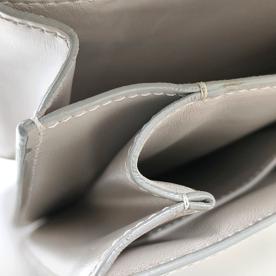Authenticated pre-owned  CLASSIC BOX Medium Calfskin Gray - Shoulder Bag at Looply