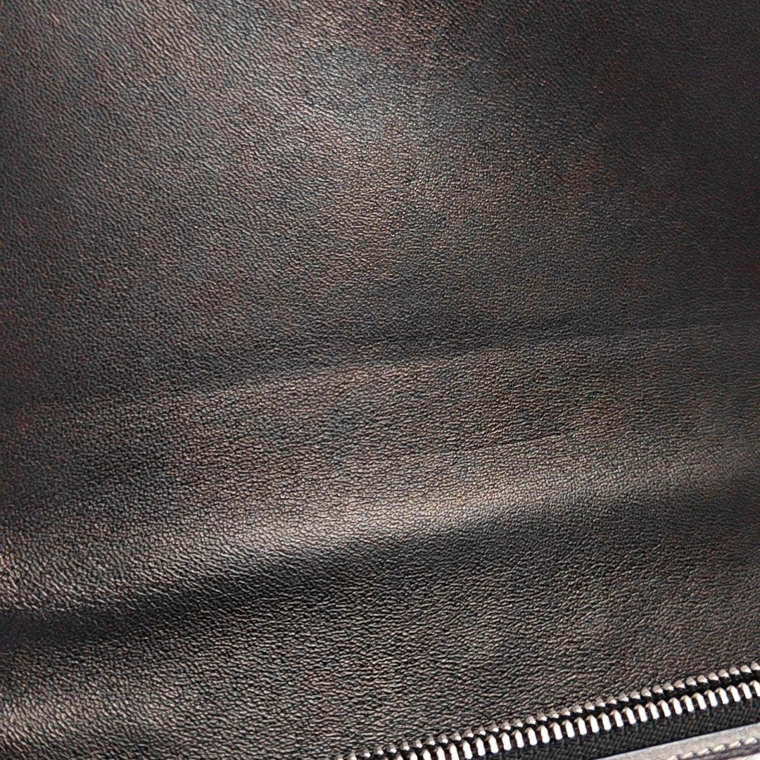 Authenticated pre-owned  CLASSIC BOX Calfskin Silver - Shoulder Bag at Looply