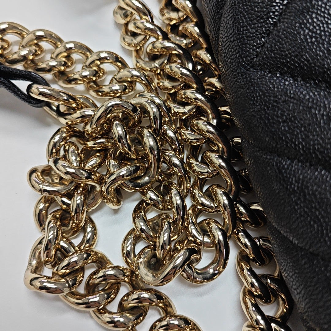 BOY CHANEL Chevron, Piel de becerro graneada acolchada negra