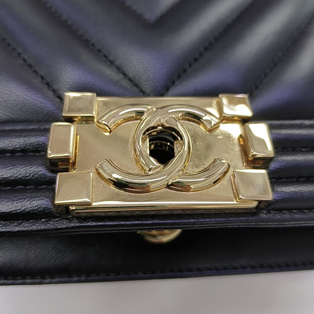 BOY CHANEL Small Chevron Lambskin Black