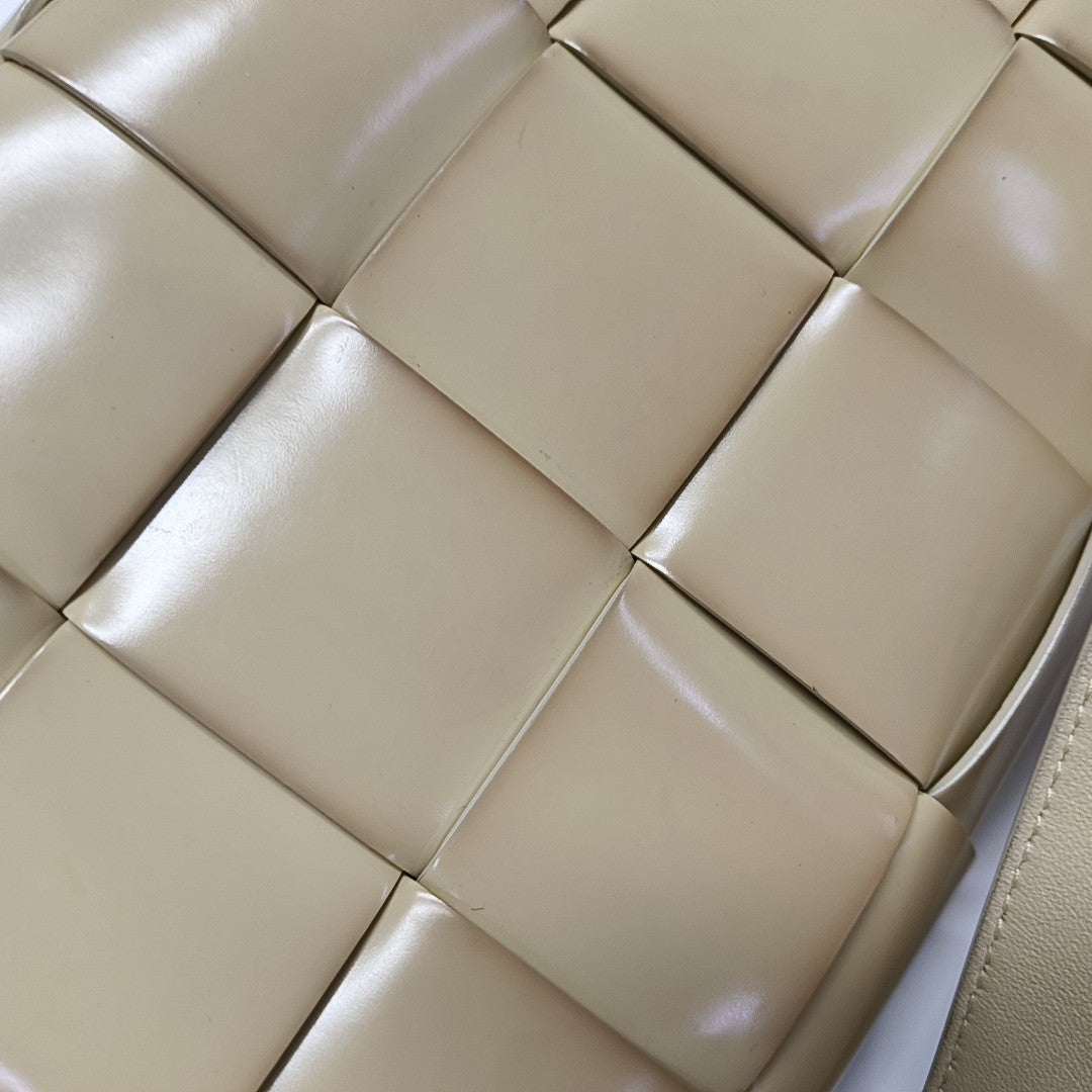 Cassette Medium Calfskin Beige